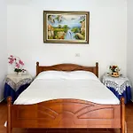 Antonia Rooms Qeparo